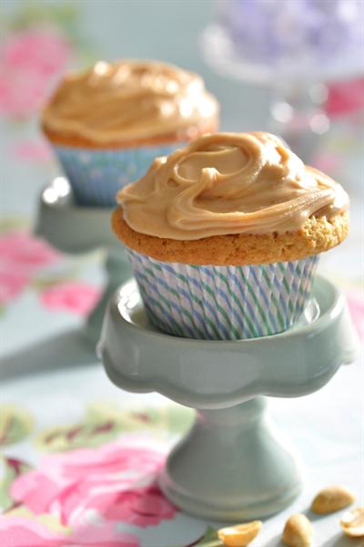 CUPCAKES WITH PEANUT BUTTER FROSTING