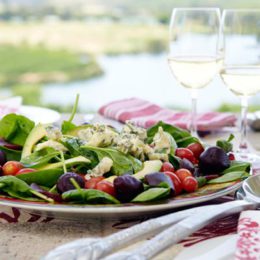 BABY SPINACH SALAD WITH PEARS AND GORGONZOLA