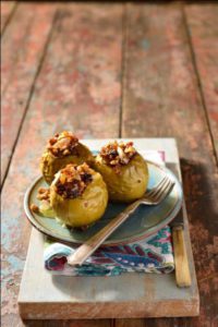 PIZZA OVEN BAKED CINNAMON APPLES WITH AMARETTI STUFFING