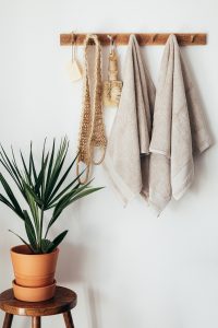 small bathroom storage hacks