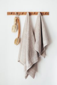 small bathroom storage hacks