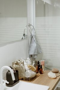 small bathroom storage hacks