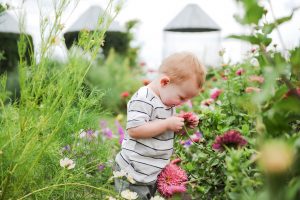 kids in botanical gardens
