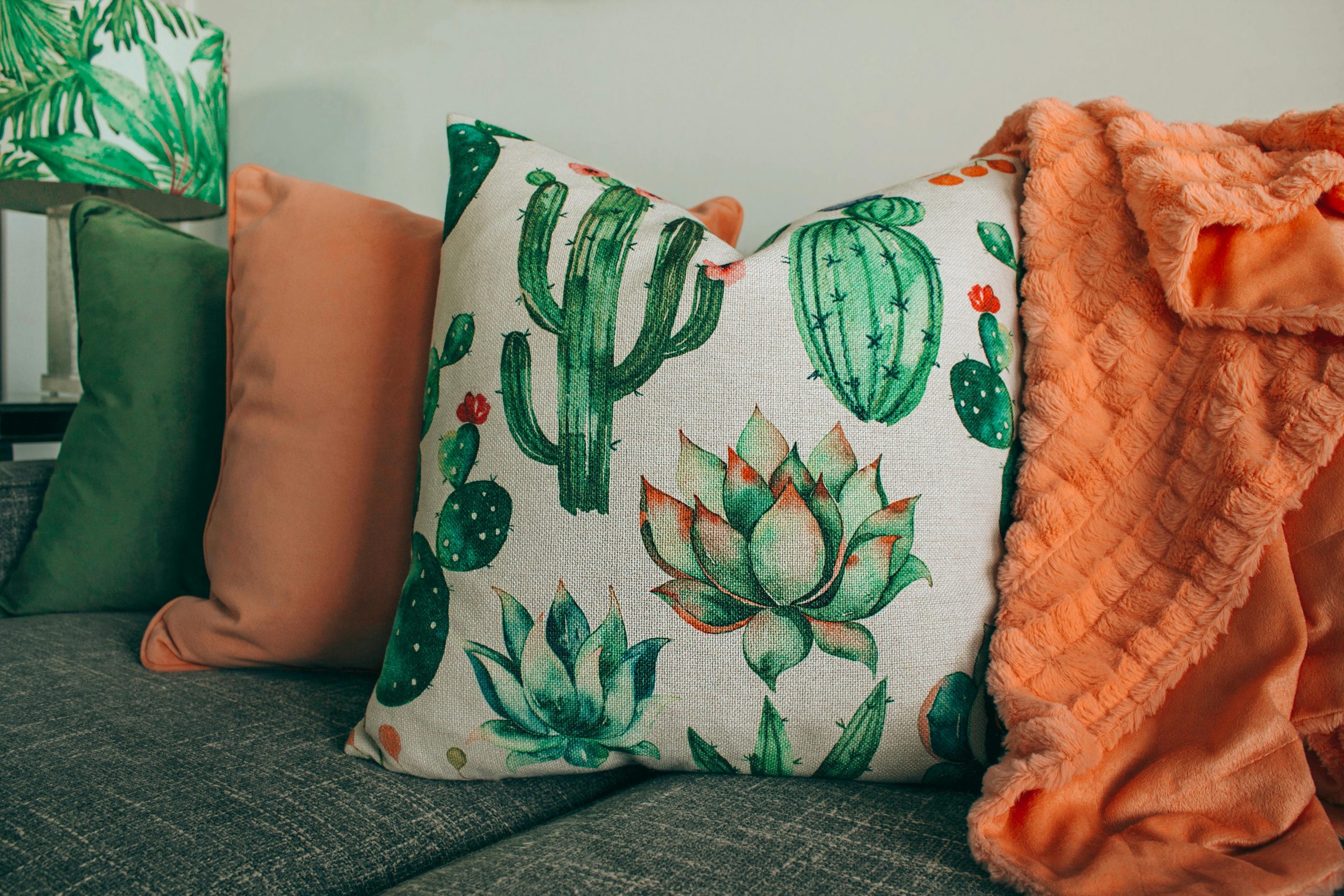 Decorating with throw pillows