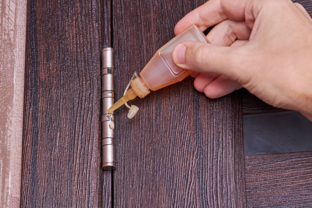 adjusting door hinge using lubricating oil. 